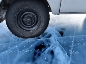 фото машины на льду